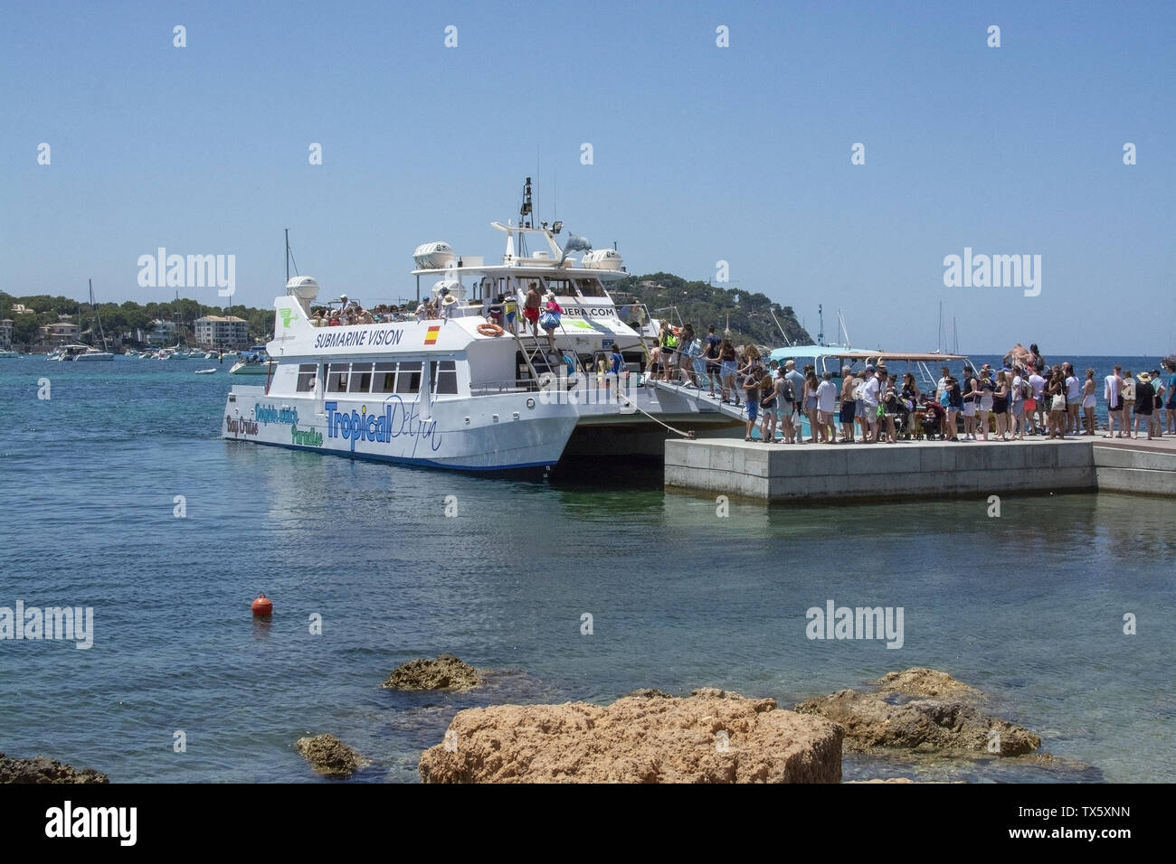 MALLORCA, España - Junio 23, 2019: Los pasajeros en línea para tourboat tropical con Cruceros Cormoran en un día soleado en el mar el 23 de junio de 2019 en Mallorca, S Foto de stock