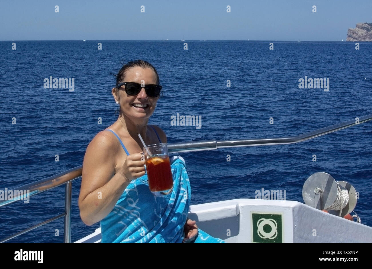 MALLORCA, España - Junio 23, 2019: Sangría bar en tourboat tropical con Cruceros Cormoran en un día soleado en el mar el 23 de junio de 2019 en Mallorca, España. Foto de stock