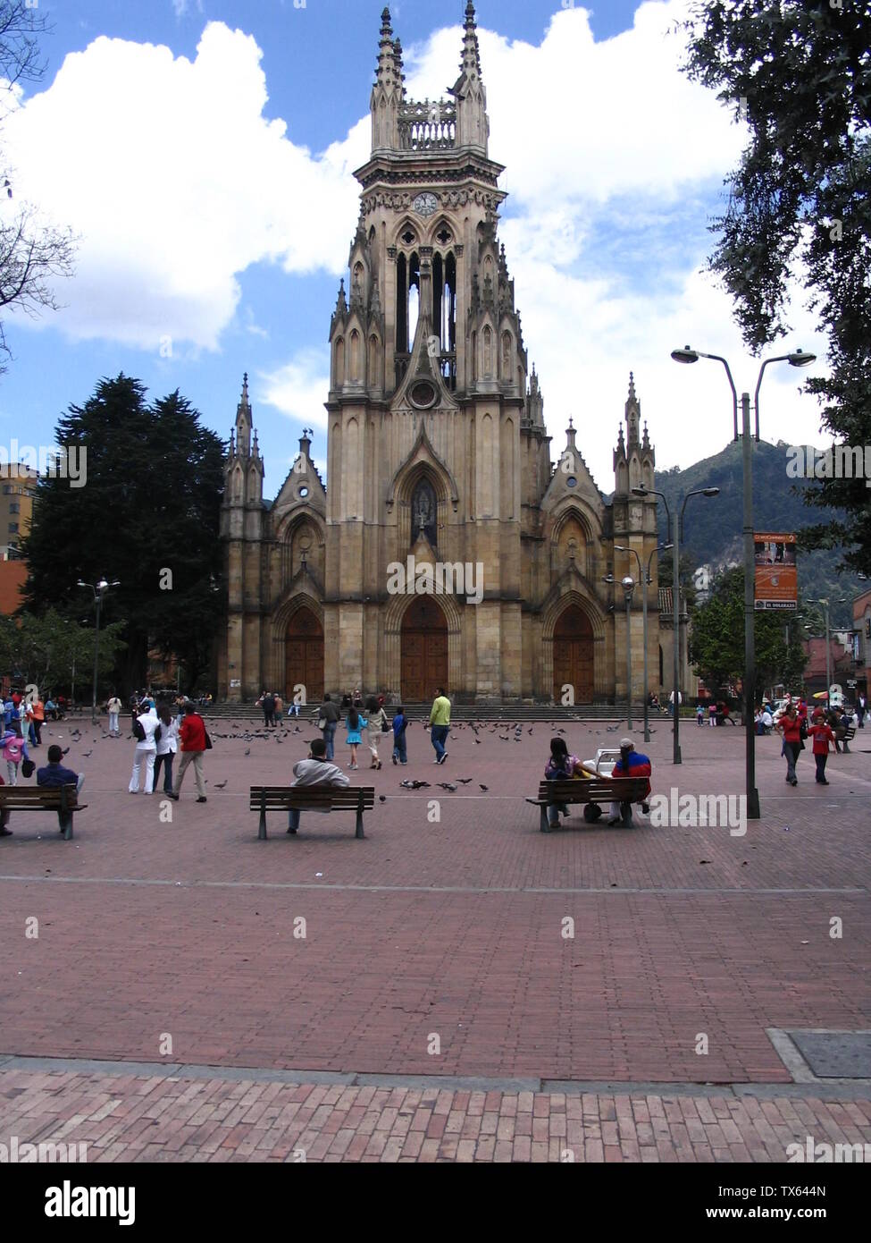 Iglesia de Lourdes, Barrio Chapinero, Bogotá¡. FotografÃa tomada por  Tequiendamia para la pedia. Es:CategorÃa:Colombia (imagen); 22 de agosto de  2005 (fecha de carga original); Transferida de es.pedia a Commons.;  Tequiendamia a través