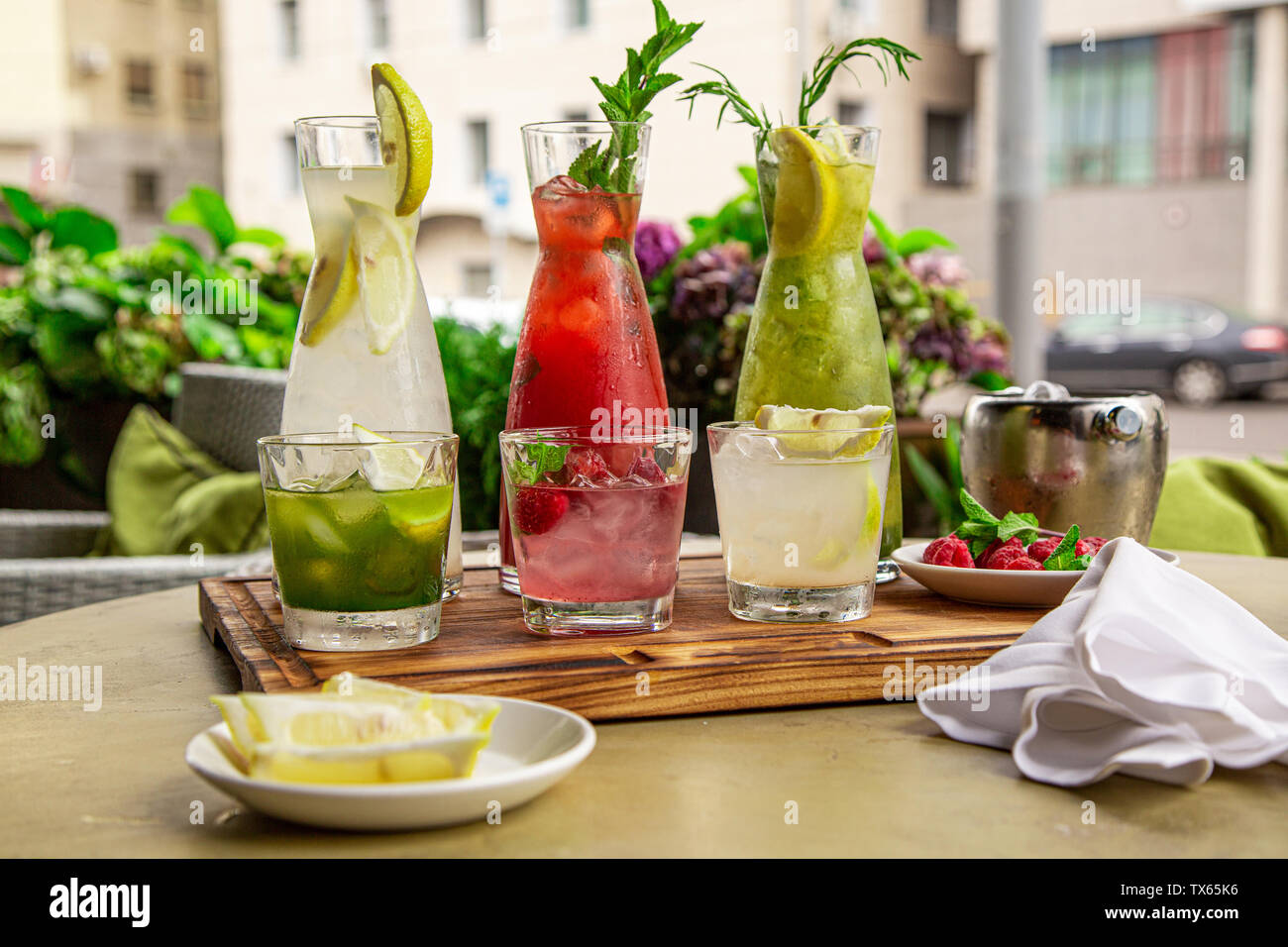 Los refrescos de verano, un conjunto de las limonadas. Las limonadas en jarras sobre la mesa, los ingredientes que los componen están dispuestas alrededor. Foto de stock