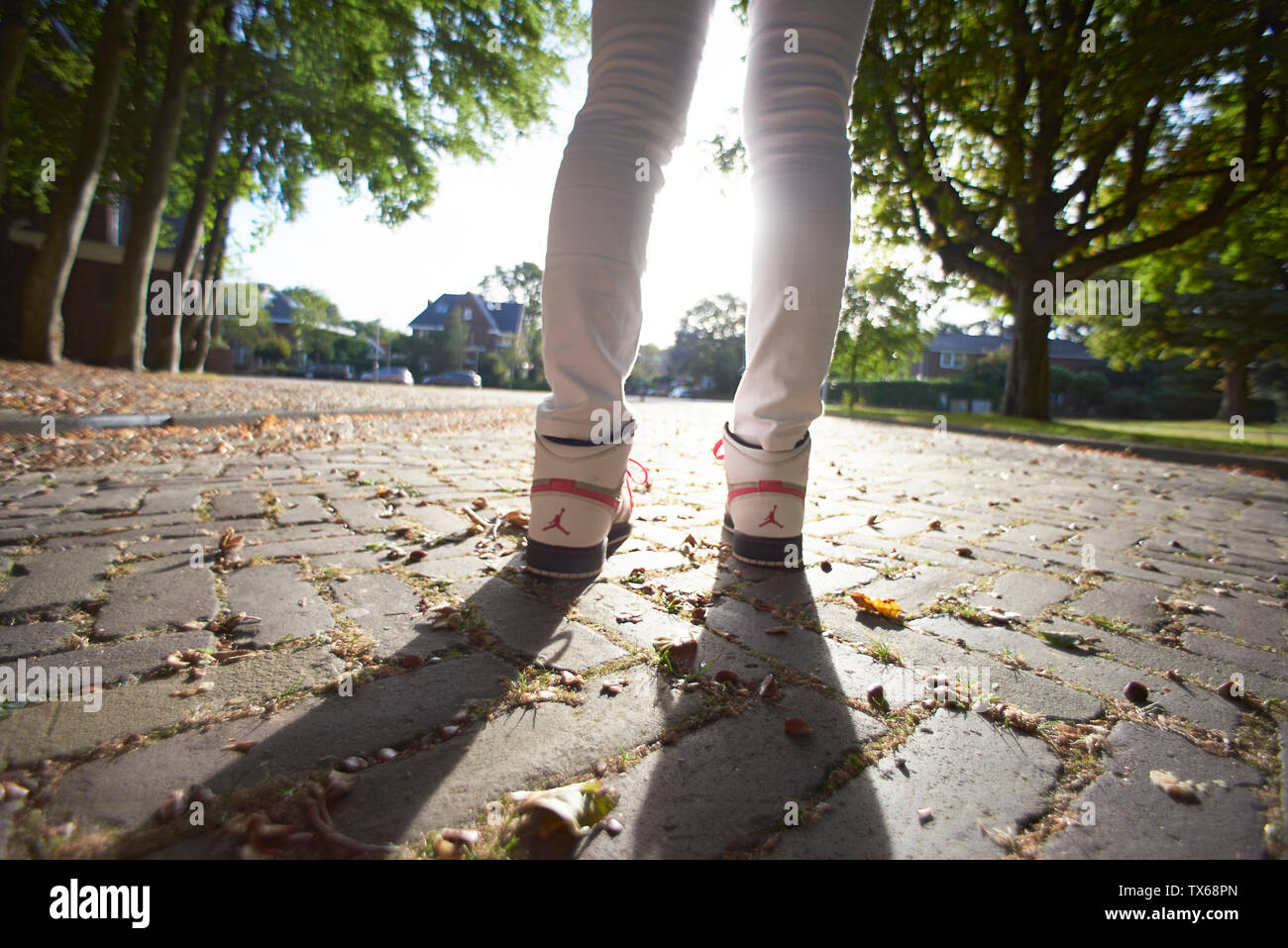 Cierre de ángulo bajo de una mujer vistiendo Nike Air Jordan en primavera  el amanecer en el parque Fotografía de stock - Alamy