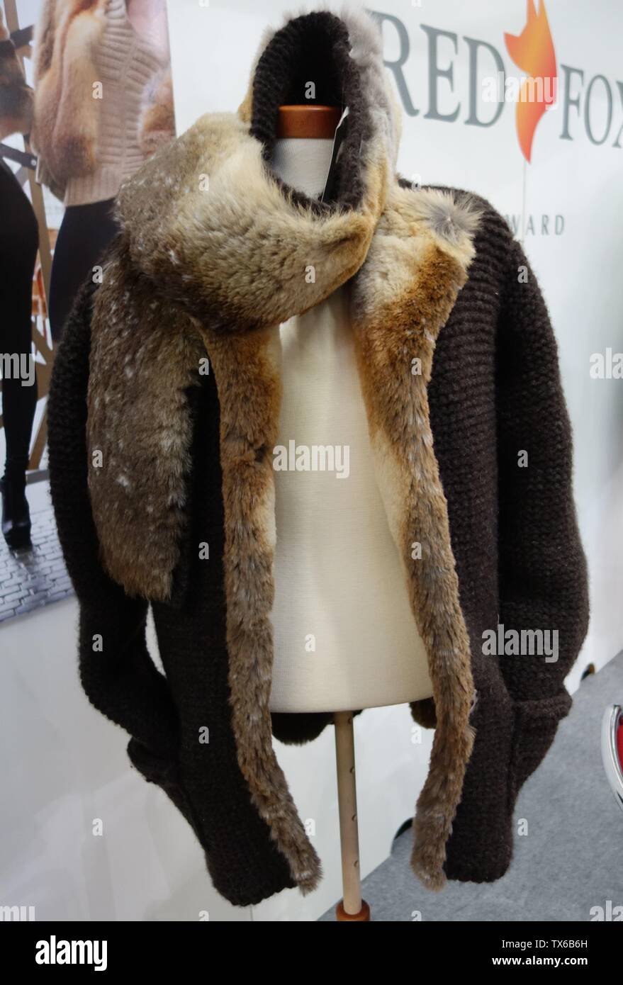 International German Red Fox Award 2015, anläslich und auf der Messe Jagd & Hund, Dortmund. Handstrick-Jacke mit geschorenem Rotfuchsfell, Diseño en Pelz Susanne Saam, München; 5 de febrero de 2015; Trabajo Propio; Kürschner (charla) 13:24, 6 de febrero de 2015 (UTC); Foto de stock