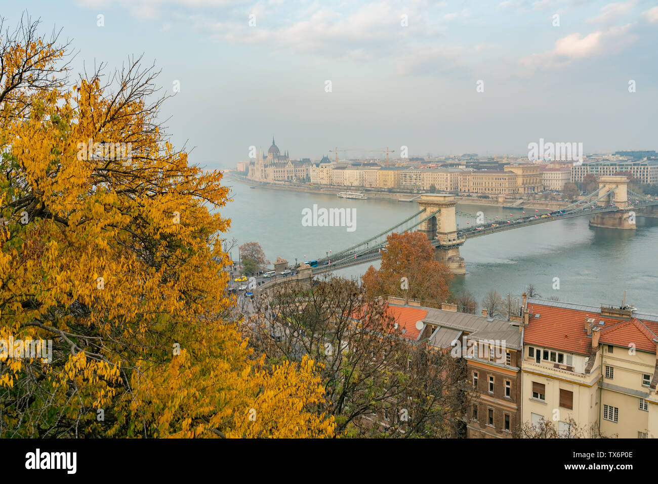 Por la tarde vista aérea del famoso Puente de las cadenas Széchenyi con  Four Seasons Hotel Gresham Palace en Budapest, Hungría Fotografía de stock  - Alamy