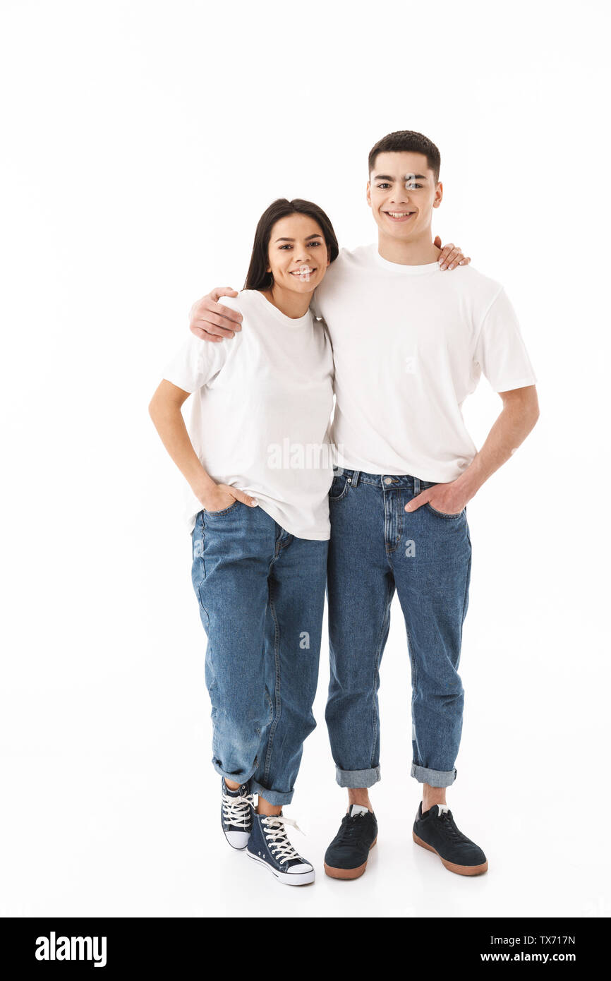 Longitud total una pareja ropa casual se encuentran aisladas sobre fondo blanco, un abrazo Fotografía de stock - Alamy