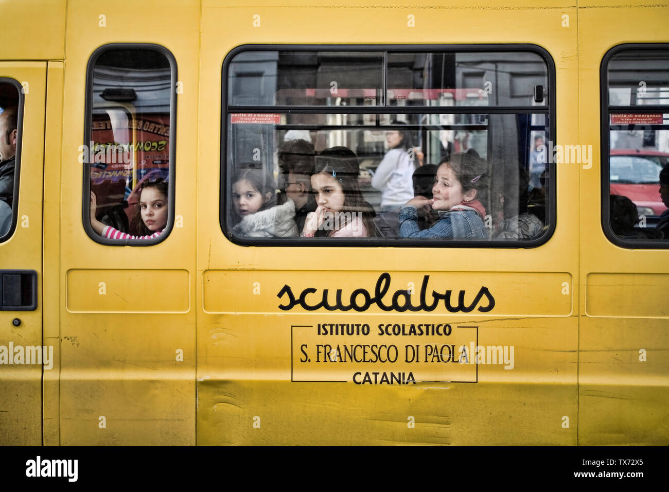 Niños en una escuela-bus Catania Sicilia Italia Foto de stock