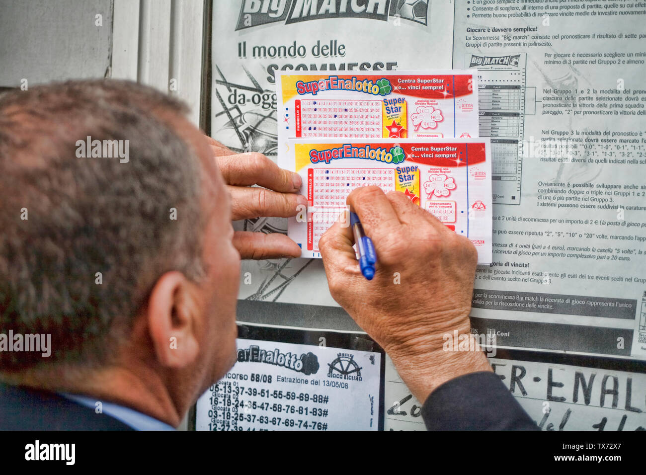Hombre llenar sus números de la suerte en la super enalotto italiana Foto de stock