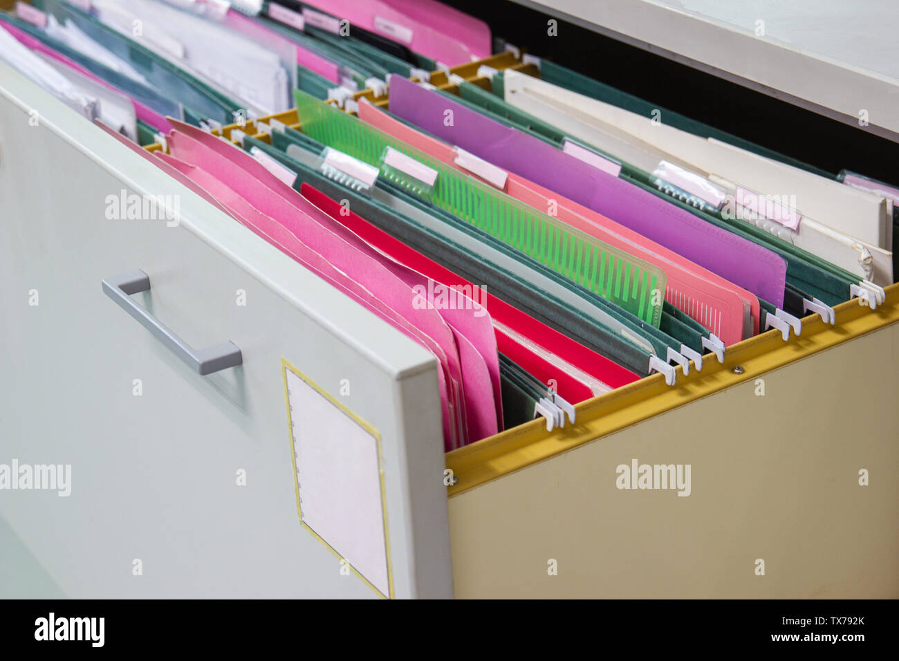 Los archivos de las carpetas de archivos de documento colgado en un cajón un montón de documentos completos, en la oficina de trabajo, Concepto de negocio de almacenamiento de documentos de