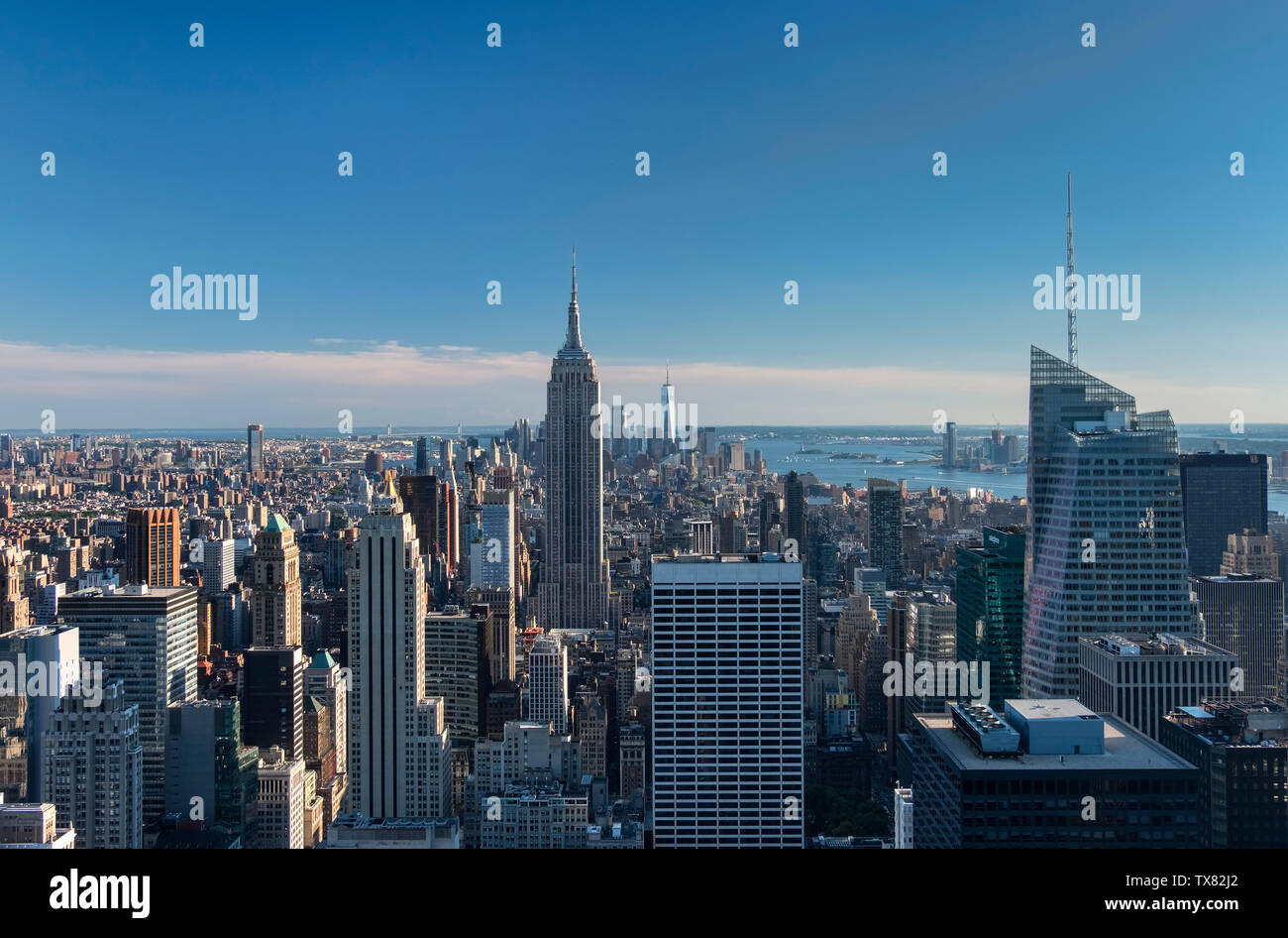 El horizonte de Manhattan, el Empire State Building y la estatua de la Libertad, Nueva York, EE.UU. Foto de stock