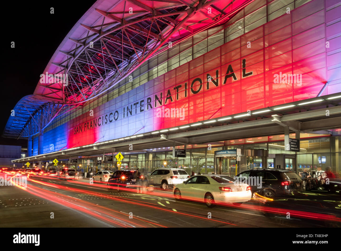 La concurrida terminal internacional del aeropuerto de San Francisco, San Francisco, California, EE.UU. Foto de stock