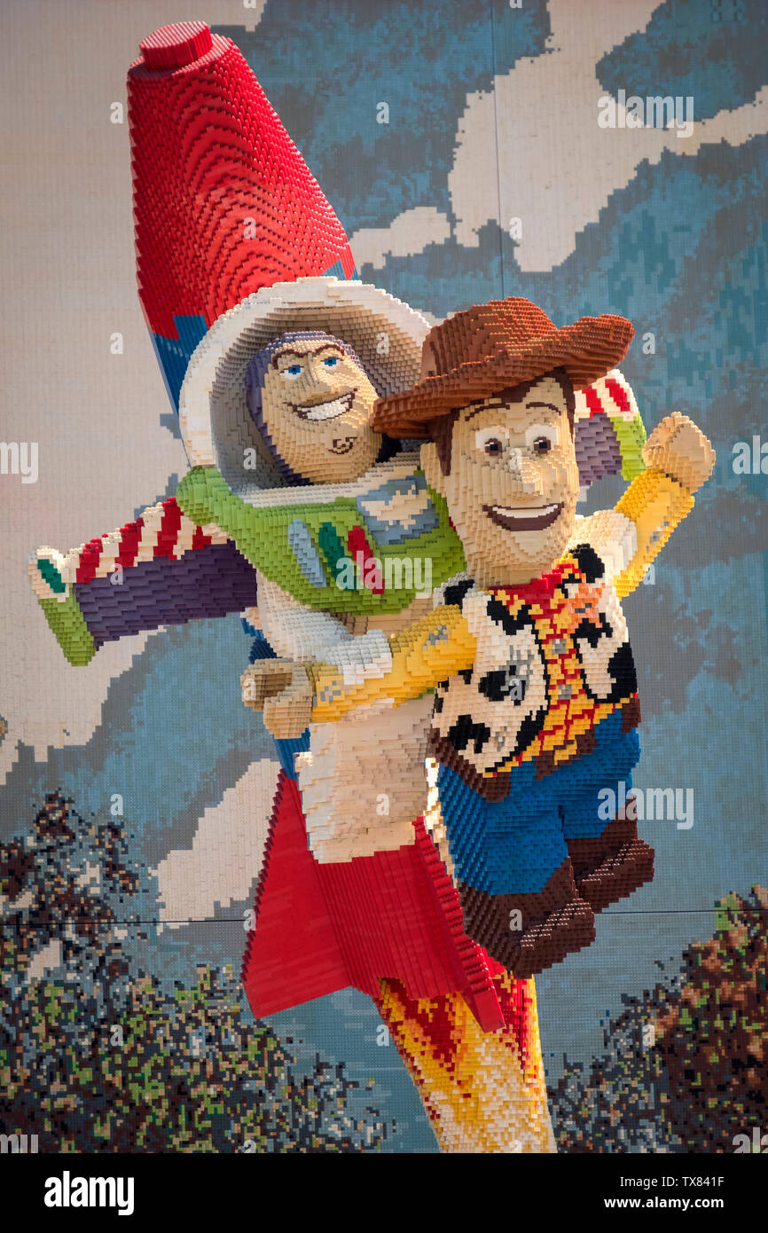 Modelo Lego Toy Story con Woody y Buzz Lightyear, Disneyland, Los Angeles, California, EE.UU. Foto de stock
