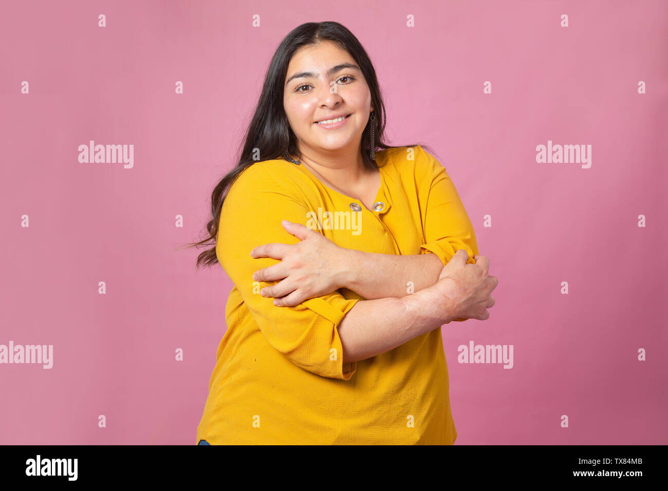 Chubby Mujer Abrazando A S Misma Transmitir El Amor Propio Con Fondo De Color Rosa Pretty