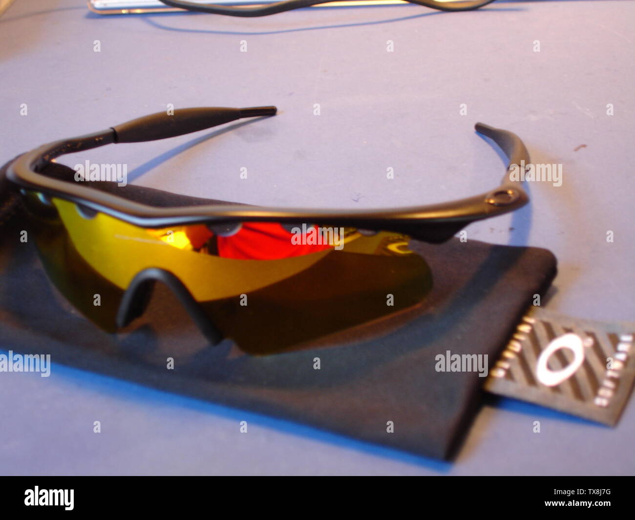 Marco M con lentes polarizadas de iridio de fuego V con ventilación  híbrida, las lentes más pequeñas fabricadas para marcos M. Mostrado es  icónico Oakley gafas de sol bolsa blanda.; 10 de