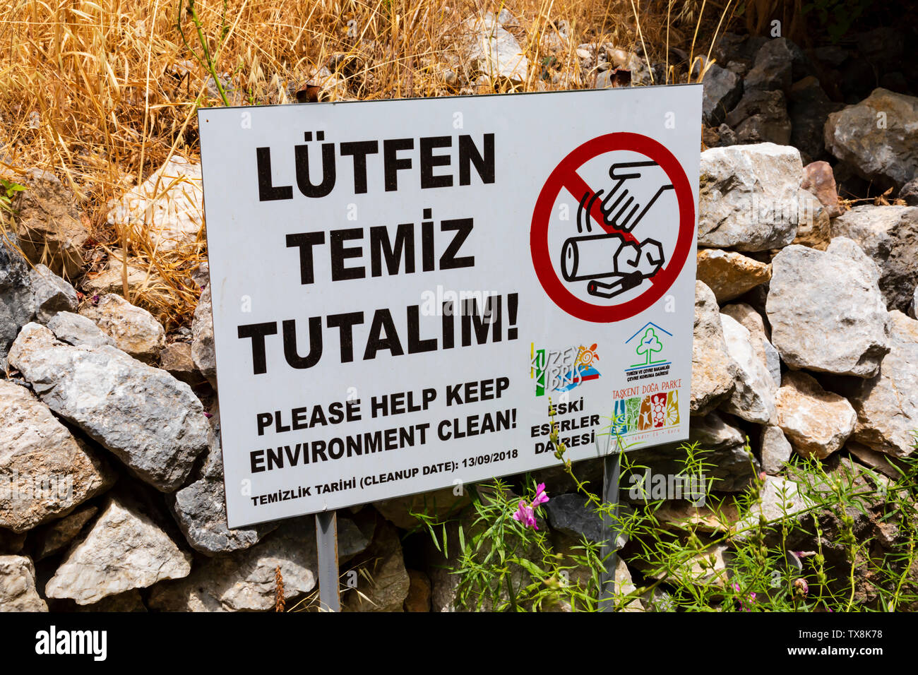 Signo anti basura en turco en San Hilarión Castillo sobre la cordillera de Kyrenia, República turca del norte de Chipre. Foto de stock