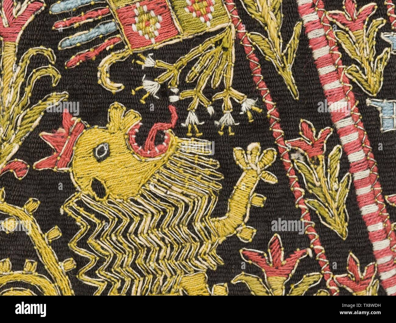 Túnica procesional del hombre (imagen 10 de 12); Perú, siglo 17, trajes de época  colonial; ropa de abrigo fibra Camelid en tejido plano con urdimbre,  bordado con hilo metálico y seda, con
