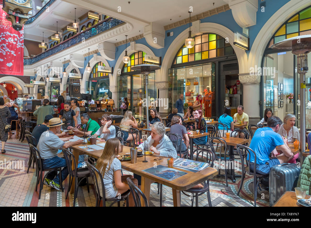 Cafetería en el edificio Queen Victoria (QVB) arcade, el Distrito Central de Negocios de Sydney, Australia Foto de stock