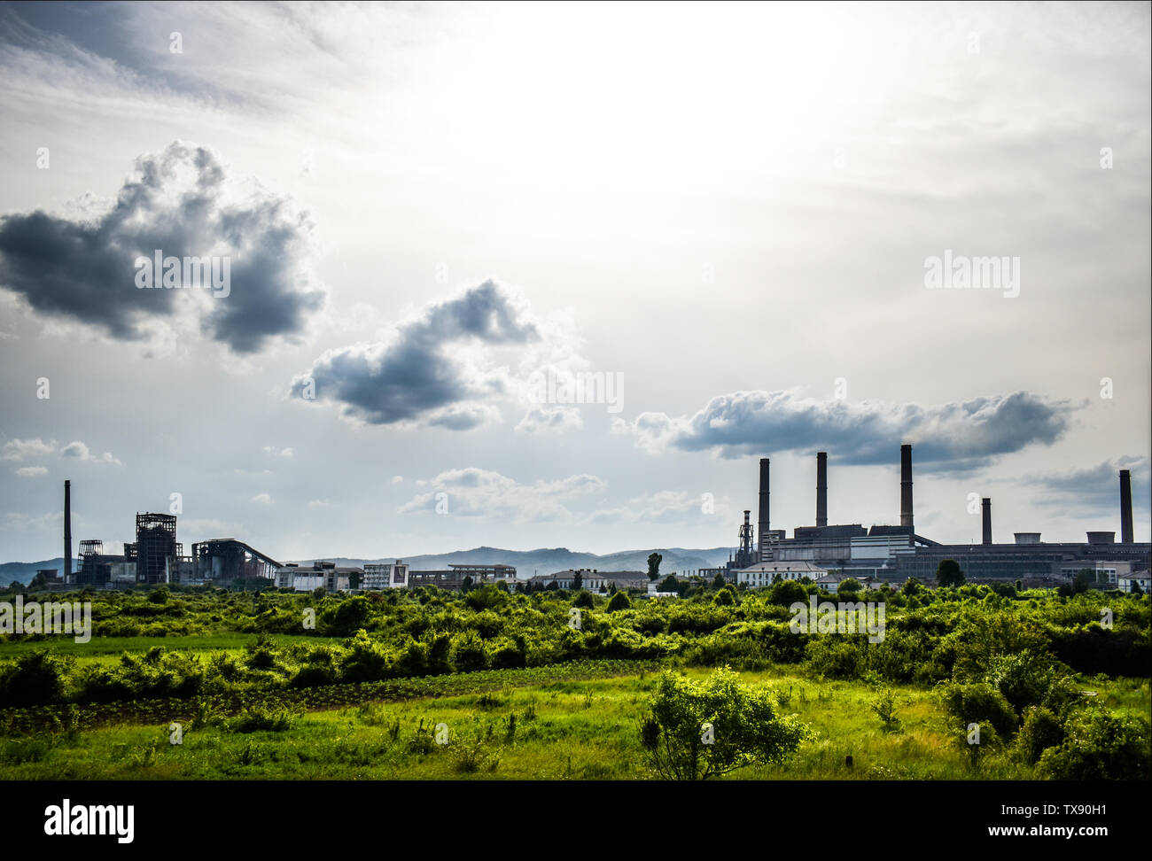 Vista de la antigua planta de energía con grandes hornos de cemento . Caído química industria comunista. Foto de stock