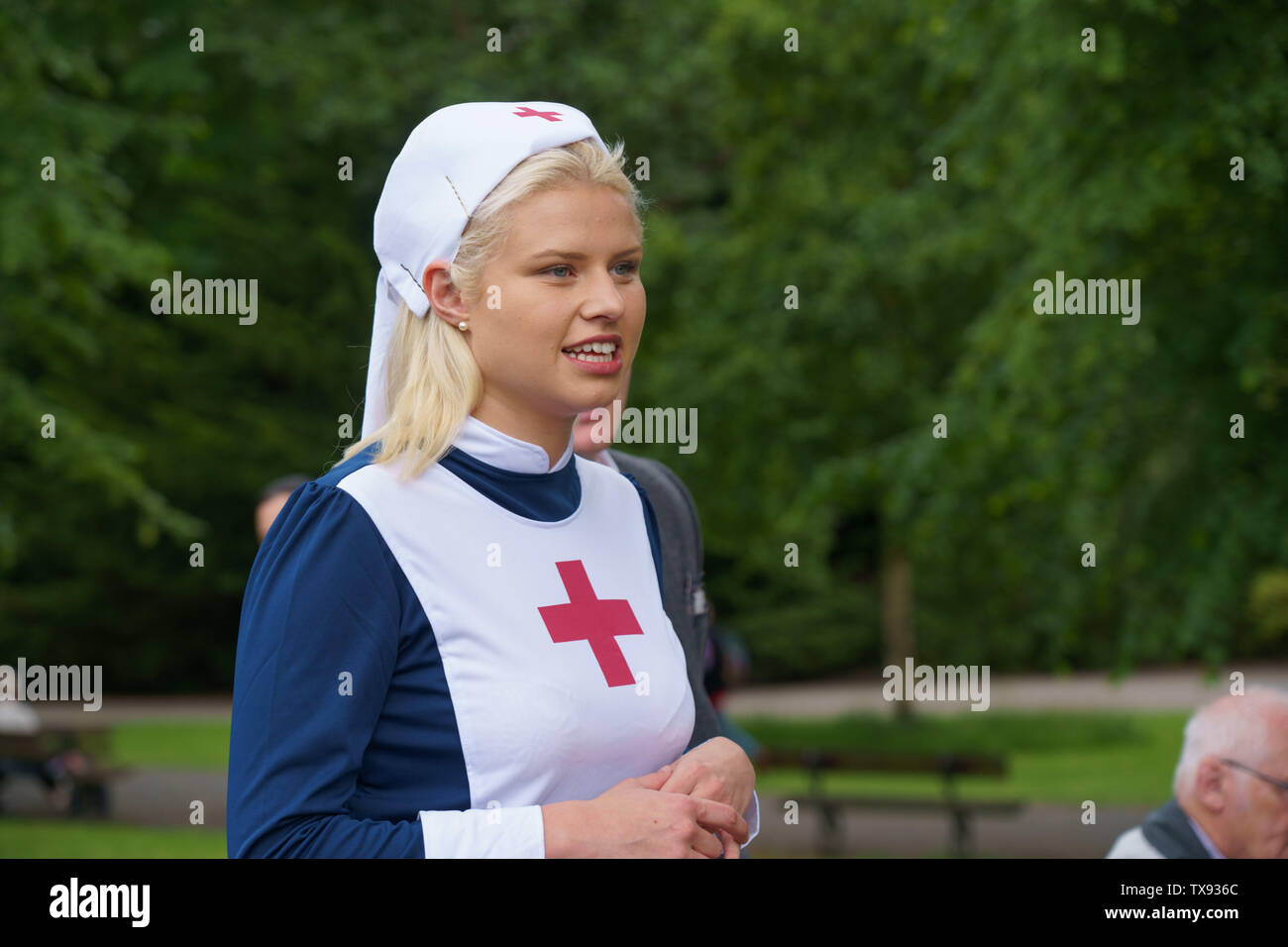 Joven mujer rubia vestida con uniforme de vestir elegante de las enfermeras  de 1940, Valley Gardens 1940's day, Harrogate, North Yorkshire, Inglaterra,  Reino Unido Fotografía de stock - Alamy