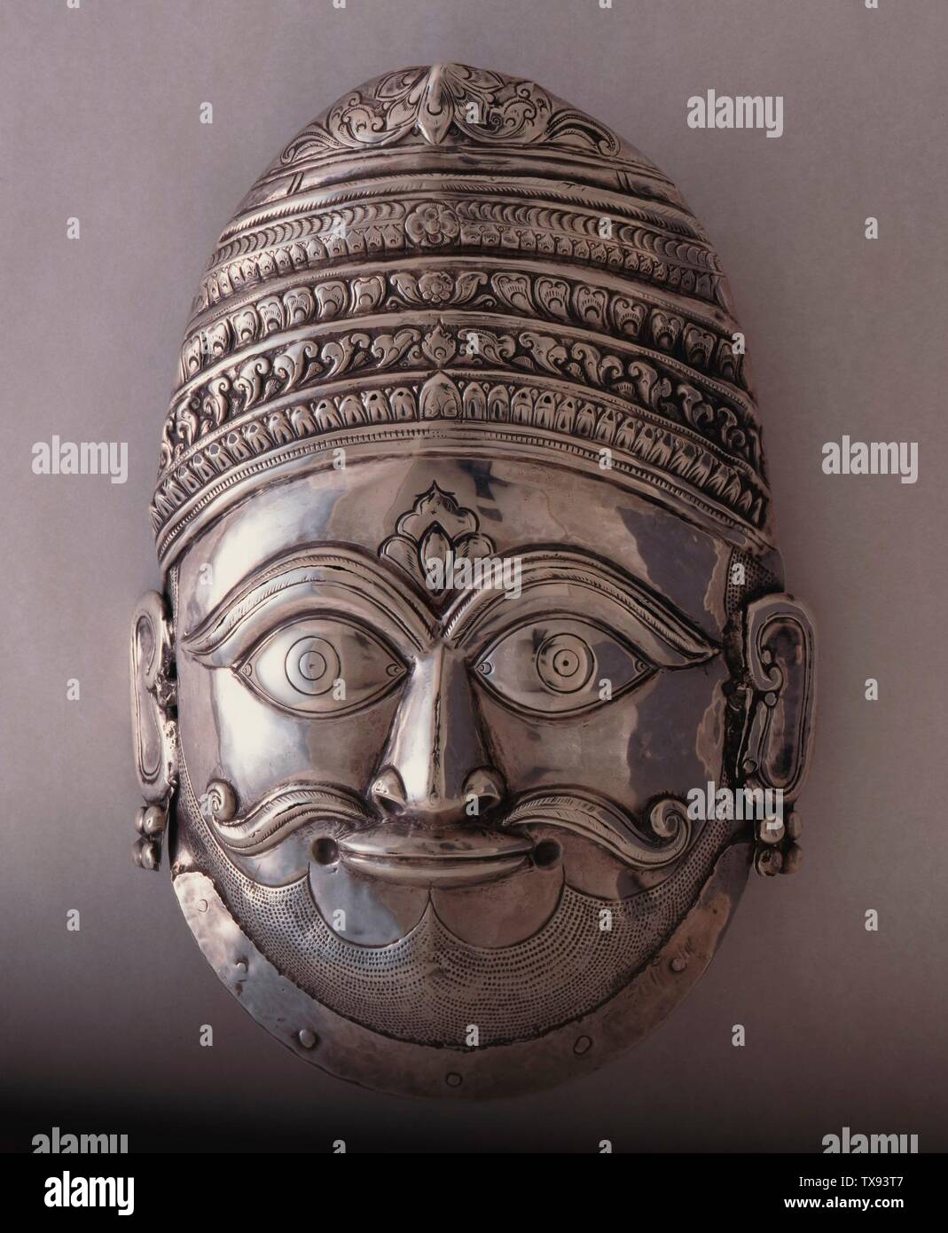 Máscara de Shiva (imagen 2 de 3); India, Maharashtra o Karnataka, joyería del siglo XVIII y Adornos; máscaras Repoussé plata 9 7/8 x 6 7/8 x 2 1/2 pulg. (25.08 x 17.46 x 6.35 cm) Comprado con fondos proporcionados por Harry and Yvonne Lenart (AC1995.16.1) Arte del Sur y del Sudeste Asiático; fecha del siglo XVIII QS:P571,+1750-00-00T00:00:00Z/7; Foto de stock