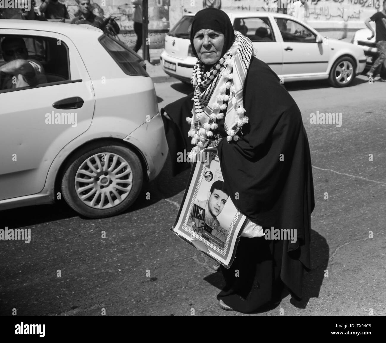 Junio 24, 2019 - Gaza, Palestina. El 24 de junio de 2019. Las fuerzas nacionales e islámicas palestinas, así como docenas de periodistas piquete delante de la sede de la Cruz Roja Internacional en la ciudad de Gaza para rechazar la próxima conferencia de paz liderada por Estados Unidos en Bahrein debido a discutir los aspectos económicos de la nosotros€™ oferta del siglo. Palestinos protestaron contra la conferencia, que comienza el 25 de junio, y contra el triunfo del llamado ''Deal del siglo'' para resolver el conflicto israelo-palestino, que piensan que ignora las principales cuestiones de política en el conflicto con Israel, como el bord Foto de stock