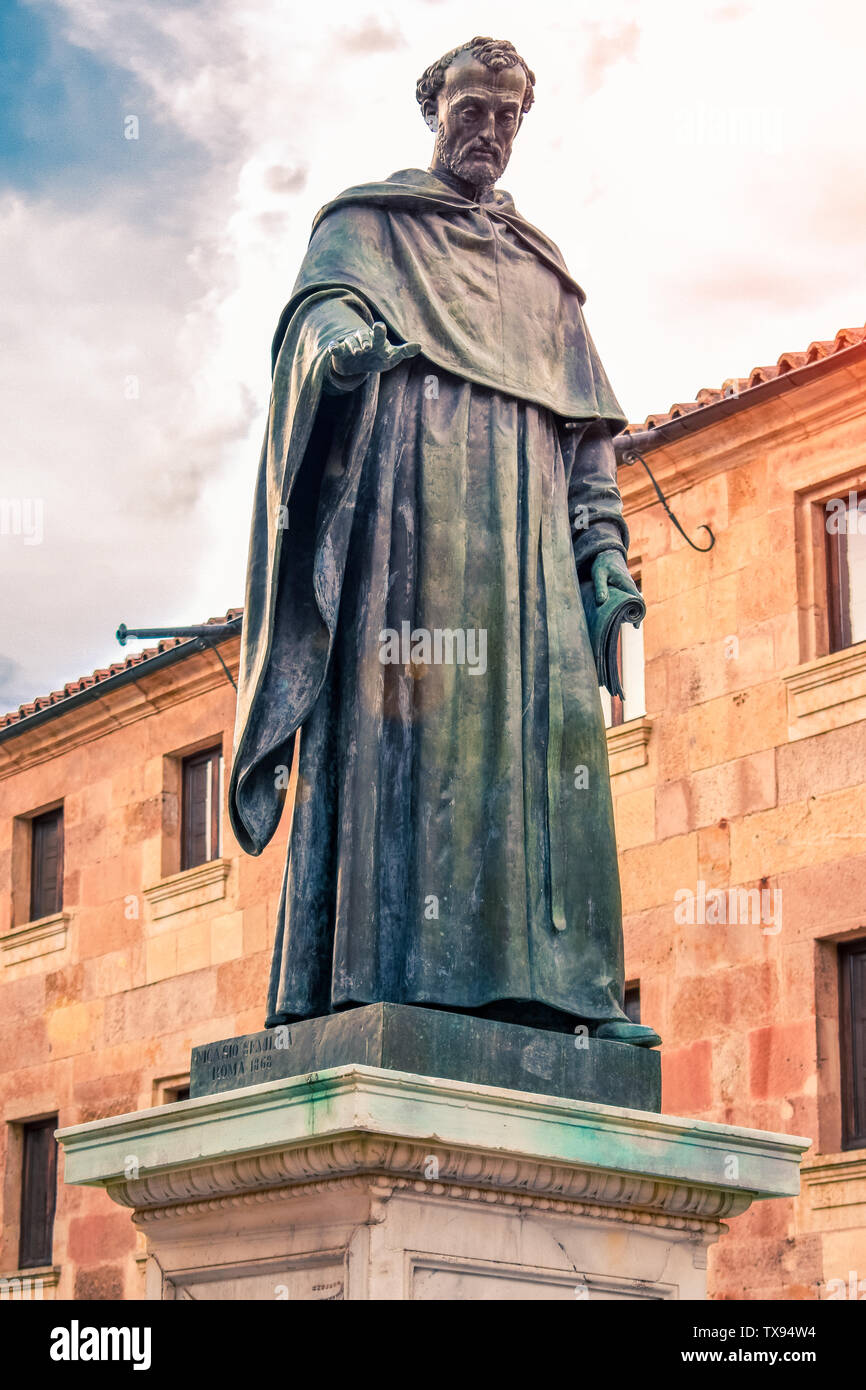 Estatua de Fray Luis de León desde el patio de la antigua fachada de la Universidad de Salamanca, España. Foto de stock
