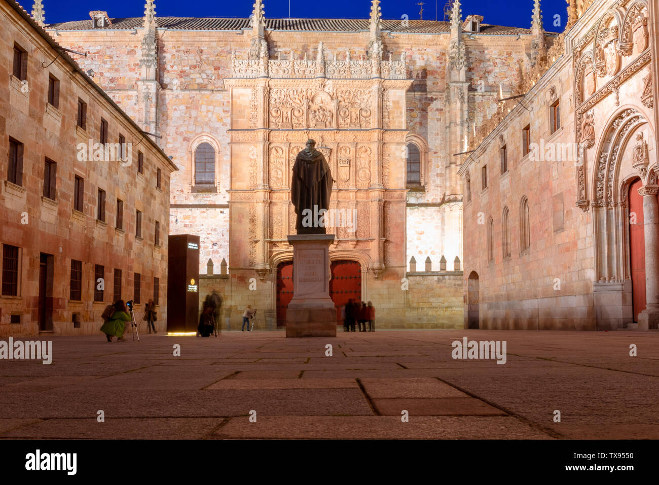 Patio de escuelas mayores, con la estatua de Fray Luis de León y la