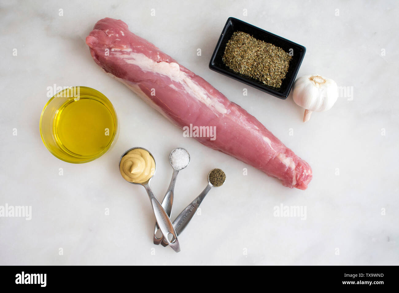 Con costra de hierbas y mostaza lomo de cerdo Ingredientes Foto de stock