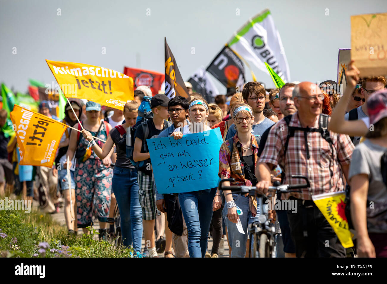 Primera demostración de protección del clima internacional, el clima, el movimiento de huelga el viernes para el futuro, en la mina de lignito Garzweiler, con varios th Foto de stock