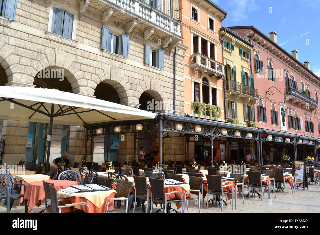 Verona/Italia - Mayo 9, 2015: restaurantes y cafés de la Piazza delle Erbe de Verona. Foto de stock