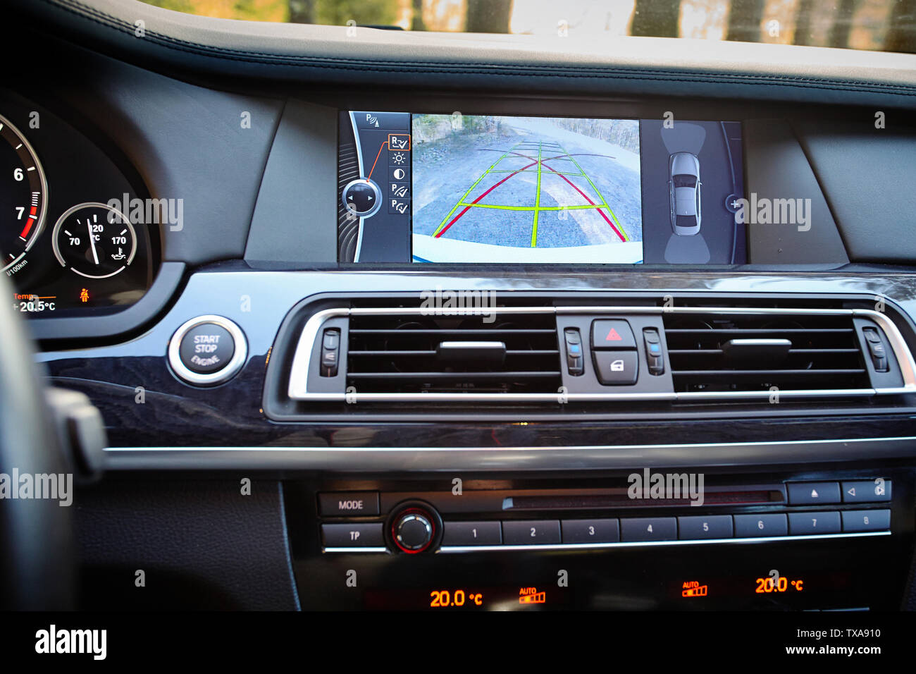 Interior de coche premium con cámara retrovisora trayectoria dinámica  girando y líneas de ayuda al aparcamiento. Sistema de asistencia al  conductor para aparcar. Ayudar Fotografía de stock - Alamy