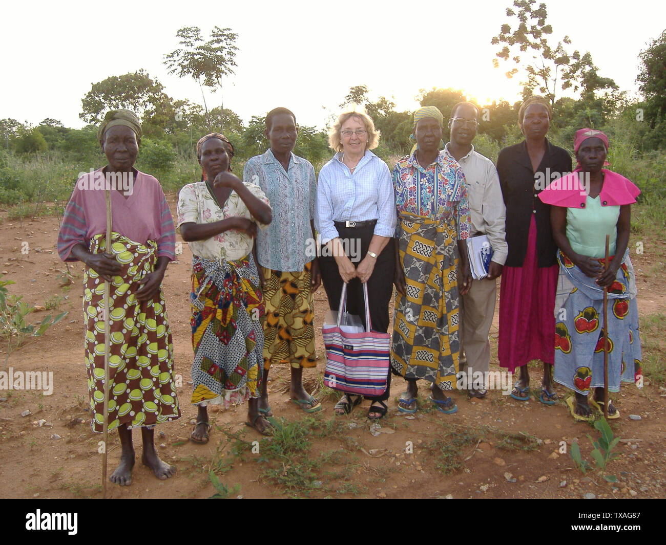 Esta es una foto de representantes de pueblos de la Región Norte de Uganda, y de una de las agencias de desarrollo en América del Norte. Fue tomada en el otoño de 2004 en la región norte de Uganda.; 12 de febrero de 2007 (fecha de carga original); obra Propia; Michael Shade en inglés; pedia Foto de stock