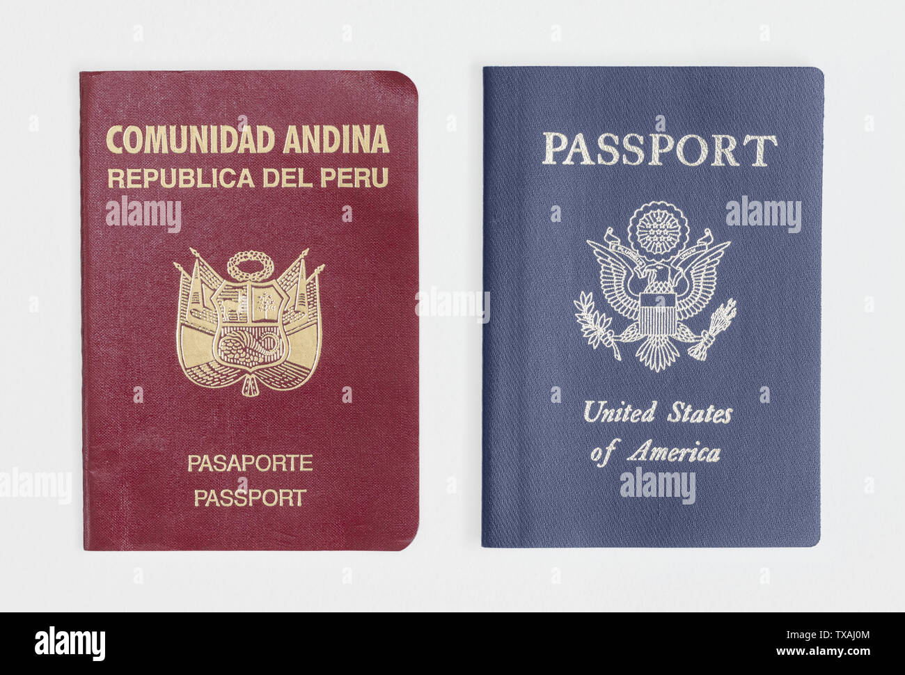 Londres/UK - 21 Junio 2019 - Perú y pasaportes estadounidenses, aislado en un fondo blanco. Foto de stock