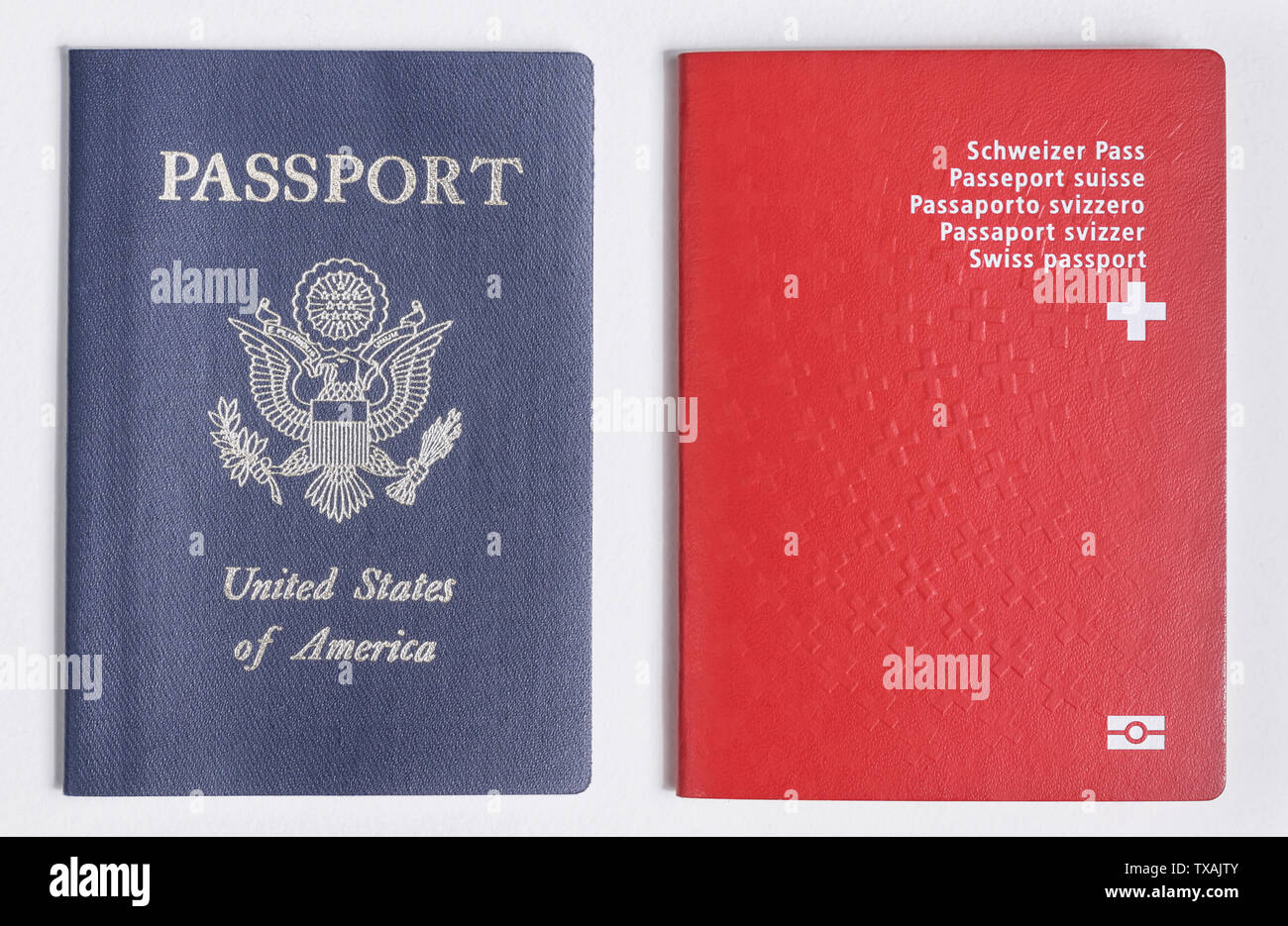 Londres/UK - 21 Junio 2019 - EE.UU. y pasaporte suizo sobre un fondo blanco. Foto de stock