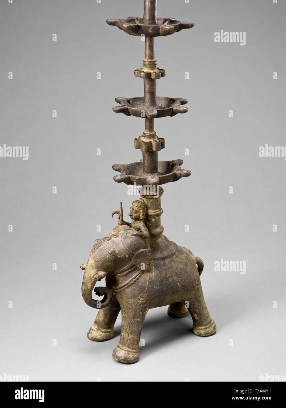 Lámpara de aceite (Samai) con Peacock y Elefante (imagen 3 de 3); India, Maharashtra, Mobiliario del siglo XVIII; Iluminación de aleación de cobre regalo de Leo S. Figiel, M.D., en honor del Dr. Pratapaditya Pal (AC1995.152.1) Arte del Sur y del Sudeste Asiático; fecha del siglo XVIII QS:P571,+1750-00-00T00:00; Foto de stock