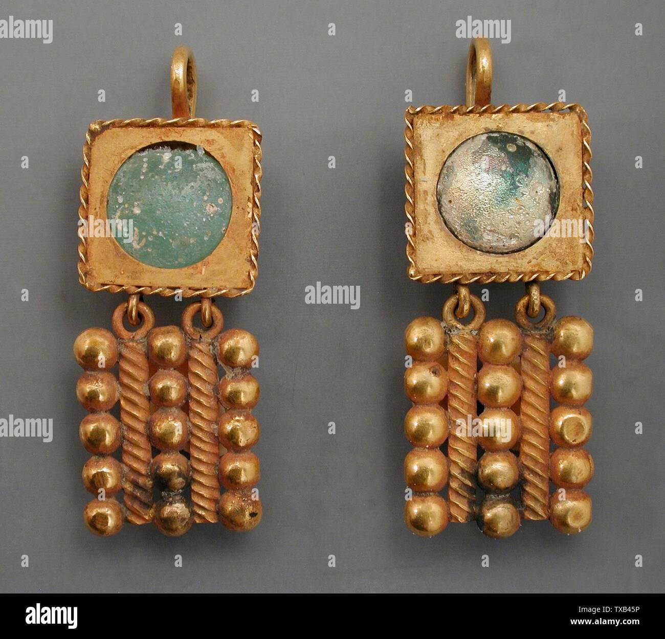 Par de Mediterráneo Oriental, Romano, siglo III D.C. Joyería y Adornos; pendientes Oro William Randolph Hearst Collection (50.22.4a-b) Griego, y Arte etrusco; siglo III fecha AD QS:P571,+250-00-00T00:00:00Z/7 Fotografía