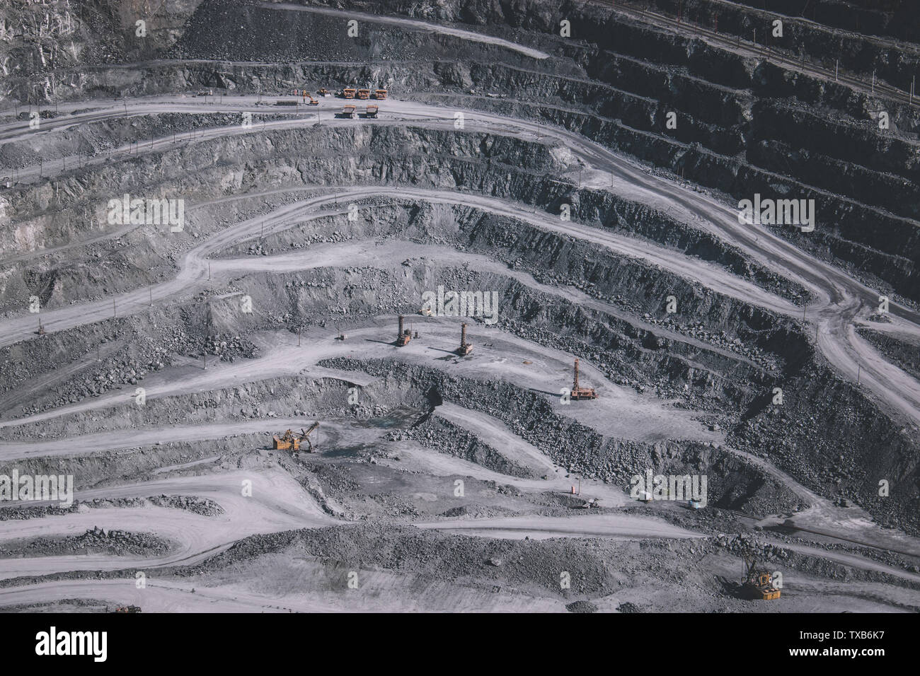 Vista aérea de la minería a cielo abierto cantera industrial con mucha de la maquinaria en el trabajo - vista desde arriba. Extracción de cal, tiza, calx, caol Foto de stock