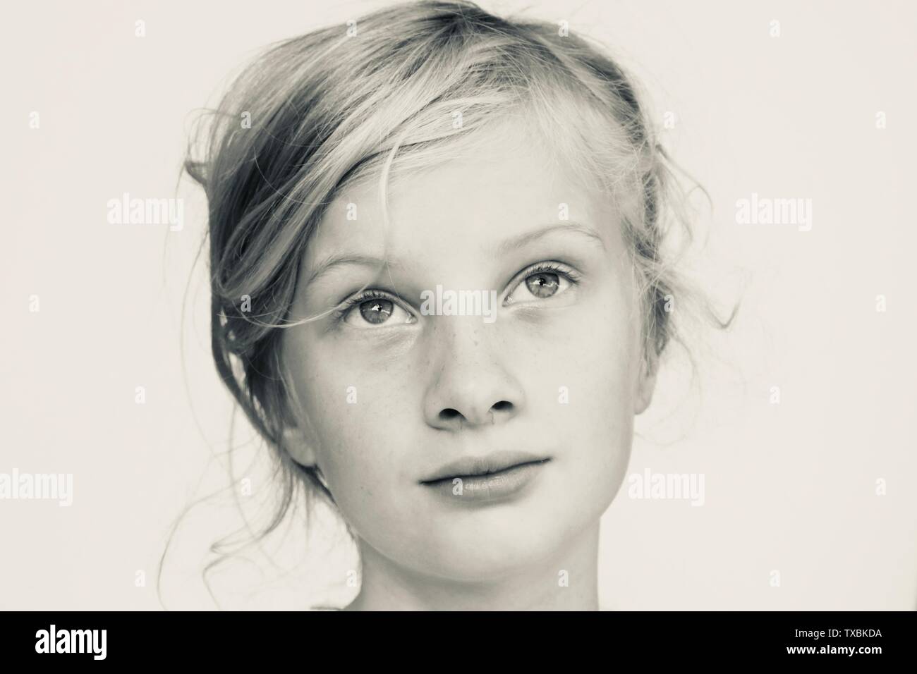 Retrato de una joven que busca algo melancólico en blanco y negro Foto de stock