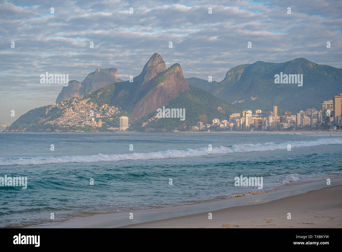 Temprano en la mañana la vista de la playa de Ipanema con ningún pueblo y aguas tranquilas Foto de stock