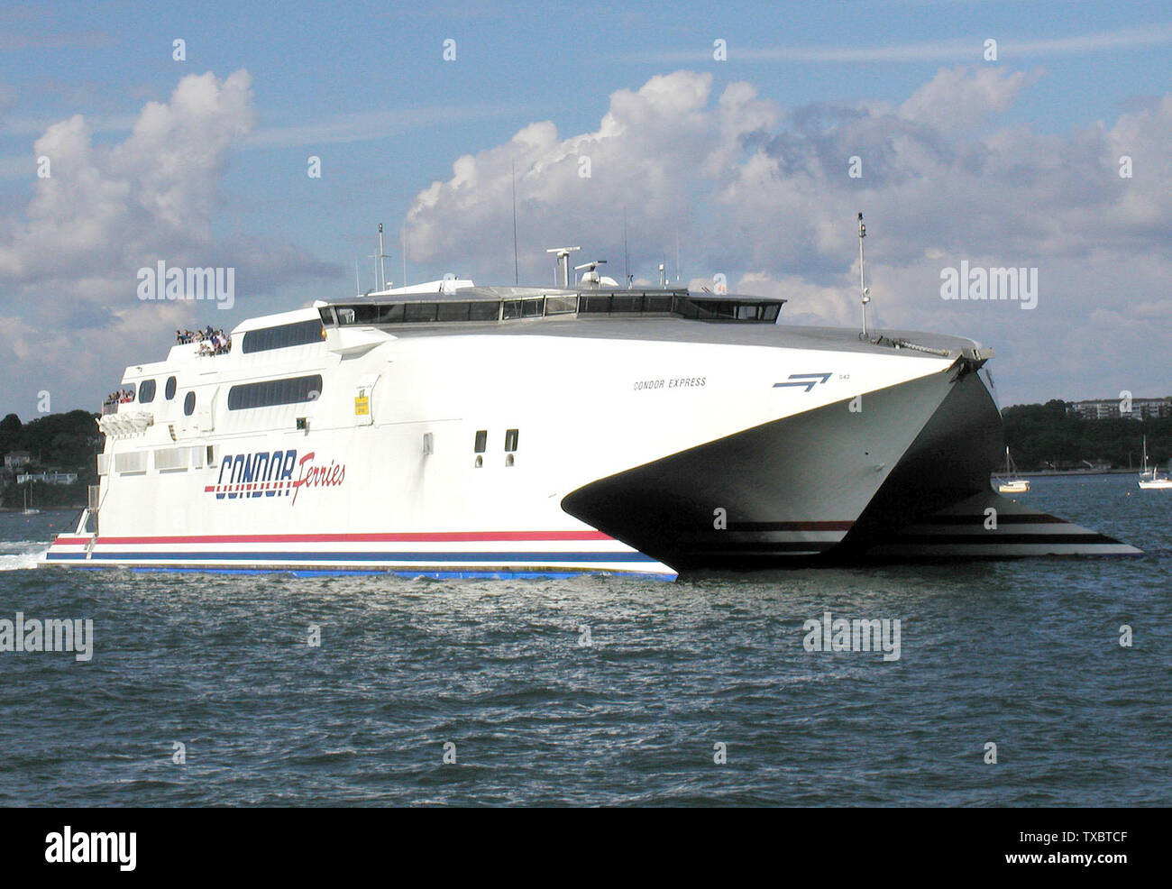 El ferry Condor Ferries Condor Express para coches en catamarán pasa por el  puerto de Poole. El barco transporta 750 pasajeros y 180 coches, y opera  entre la Costa Sur Inglesa, Francia