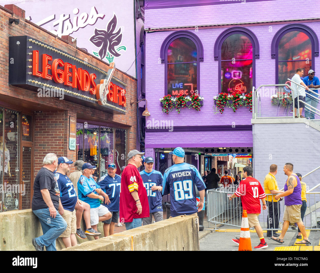 Fans vistiendo los colores del equipo de pie fuera de leyendas y esquina Tootsie's Orchid Lounge en Broadway en el NFL Draft 2019 de Nashville, Tennessee, EE.UU.. Foto de stock