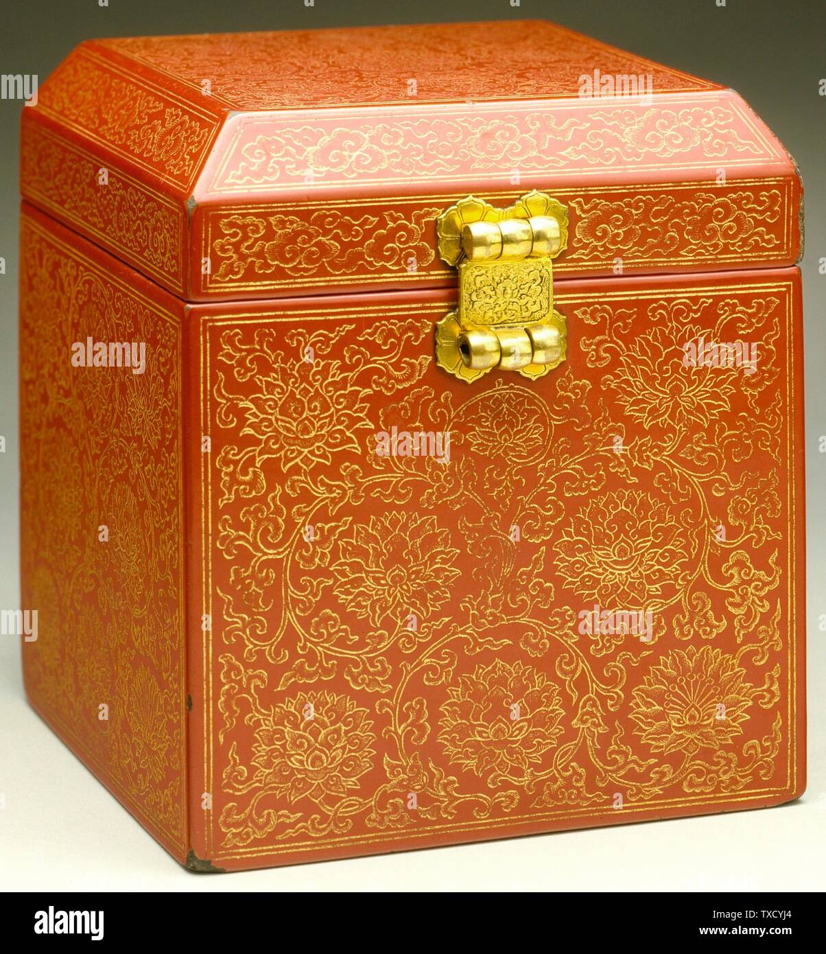 Seal Box (Yinhe) con Lotus Scrolls y Los Ocho símbolos budistas (Bajixiang); China, China, dinastía Ming, período Yongle, 1403-1424 Muebles; accesorios laca roja con decoración incrustada y dorada (qiangjin) y accesorios de bronce dorado Far Eastern Art Council Fund (AC1993.139.1); entre 1403 y 1424 fecha:QS P571 1450-00-T0000-00, T0000-00-1424-1403-T0000-00-00-T0000-00 Foto de stock