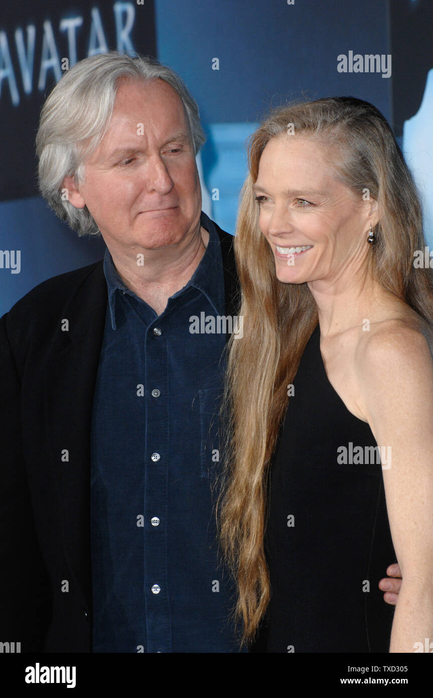 LOS ANGELES, CA. Diciembre 16, 2009: James Cameron & esposa Suzy Amis en el Los Angeles estreno de su nueva película 'Avatar' en el Grauman's Chinese Theatre de Hollywood. © 2009 Paul Smith / Featureflash Foto de stock