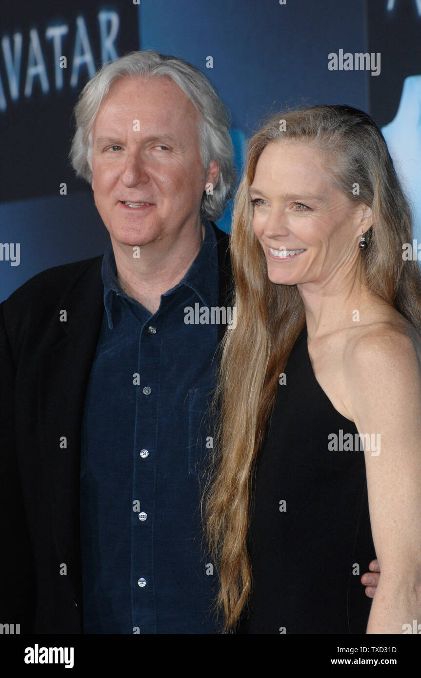 LOS ANGELES, CA. Diciembre 16, 2009: James Cameron & esposa Suzy Amis en el Los Angeles estreno de su nueva película 'Avatar' en el Grauman's Chinese Theatre de Hollywood. © 2009 Paul Smith / Featureflash Foto de stock