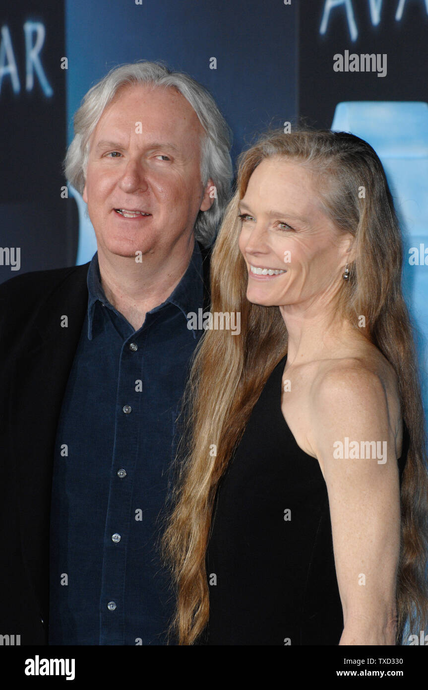 LOS ANGELES, CA. Diciembre 16, 2009: James Cameron & esposa Suzy Amis en el Los Angeles estreno de su nueva película 'Avatar' en el Grauman's Chinese Theatre de Hollywood. © 2009 Paul Smith / Featureflash Foto de stock