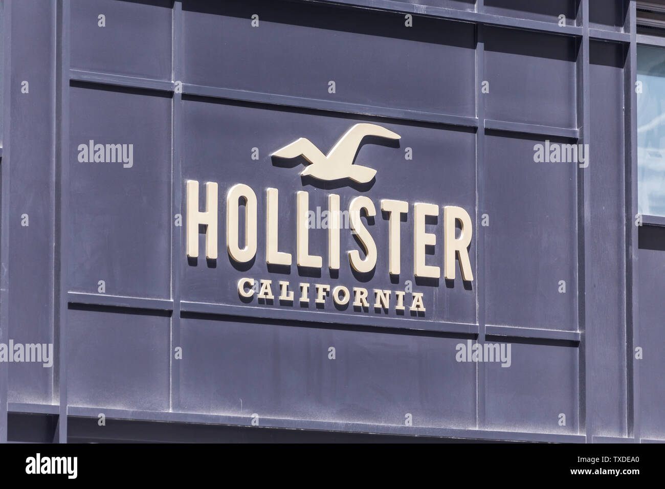 Nueva York, Estados Unidos - 15 de mayo de 2019: el logotipo de la marca de ropa  Hollister California en Nueva York Fotografía de stock - Alamy