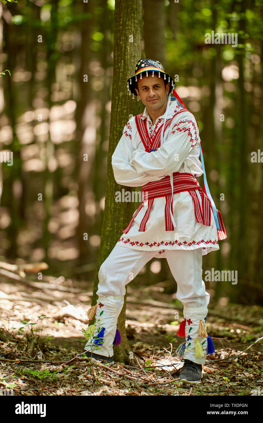 de un hombre rumano traje tradicional exterior Fotografía de stock Alamy