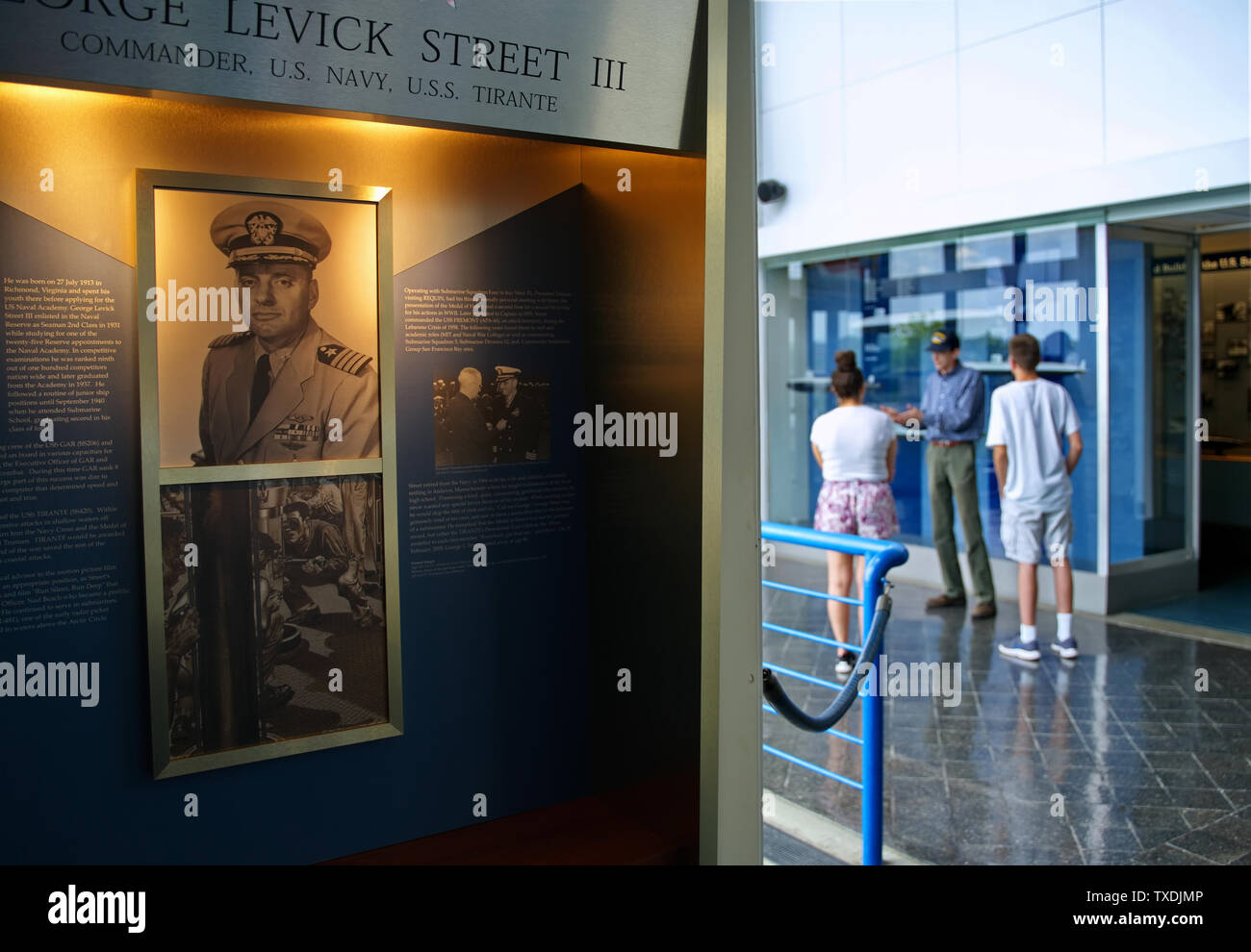 Museo de la fuerza de submarinos, Groton CT USA, jun 2019. Guía turístico hablando a un grupo de jóvenes visitantes. Foto de stock