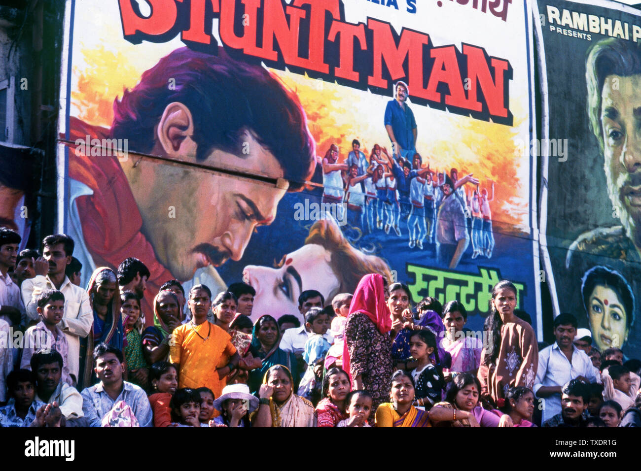 Multitud de pie delante de enormes vallas de Bollywood, Mumbai, Maharashtra, India, Asia Foto de stock