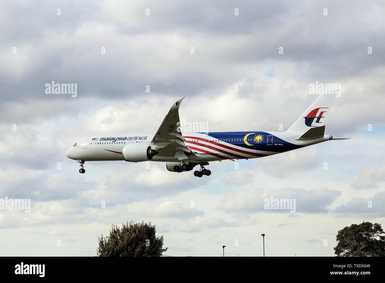 Malaysia Airlines aterrizando en el aeropuerto de Heathrow, Londres, Reino Unido. Foto de stock
