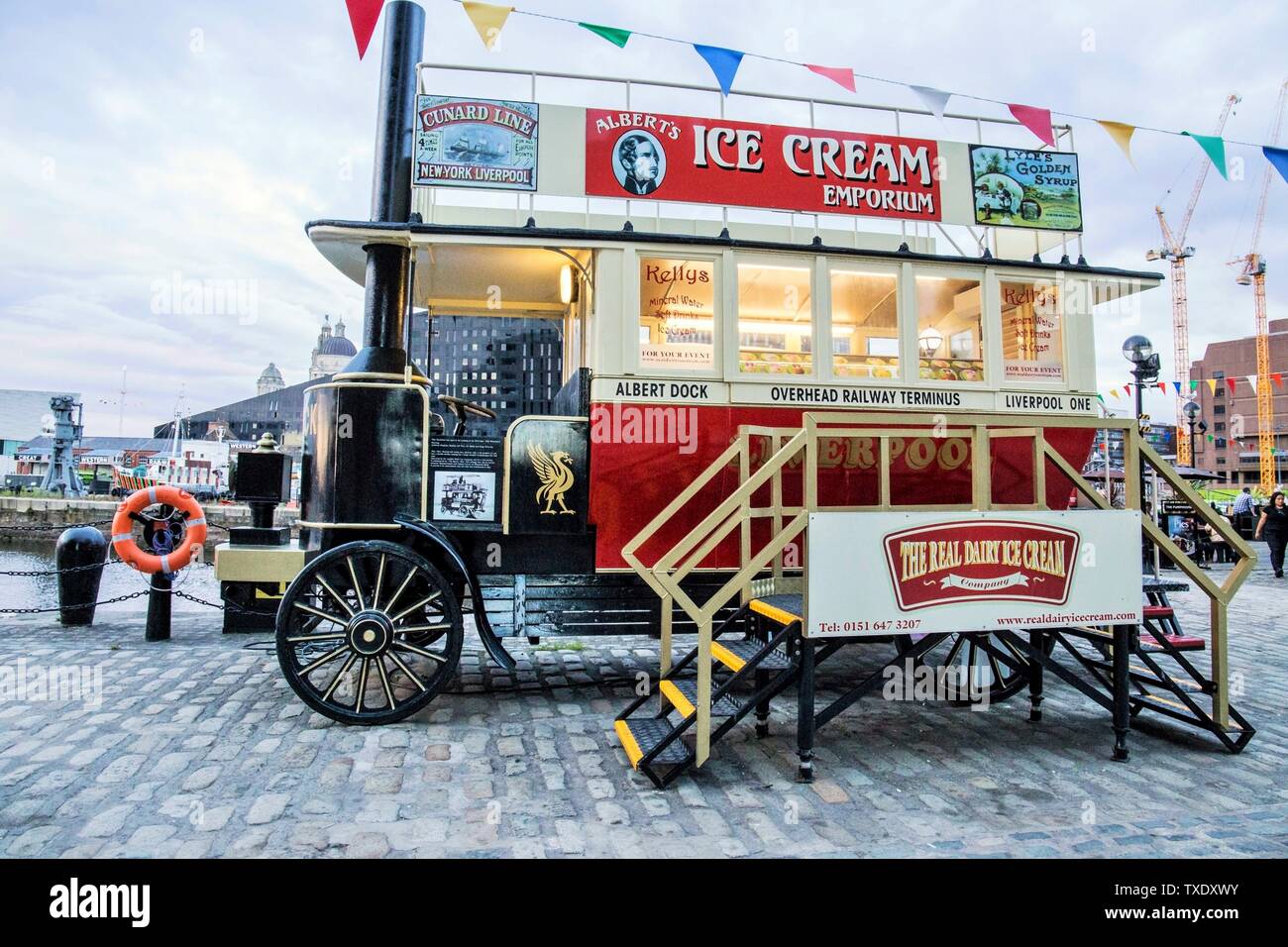 Ice cream bus Emporium, el Albert Dock, Liverpool, Inglaterra, UK, Reino Unido Foto de stock