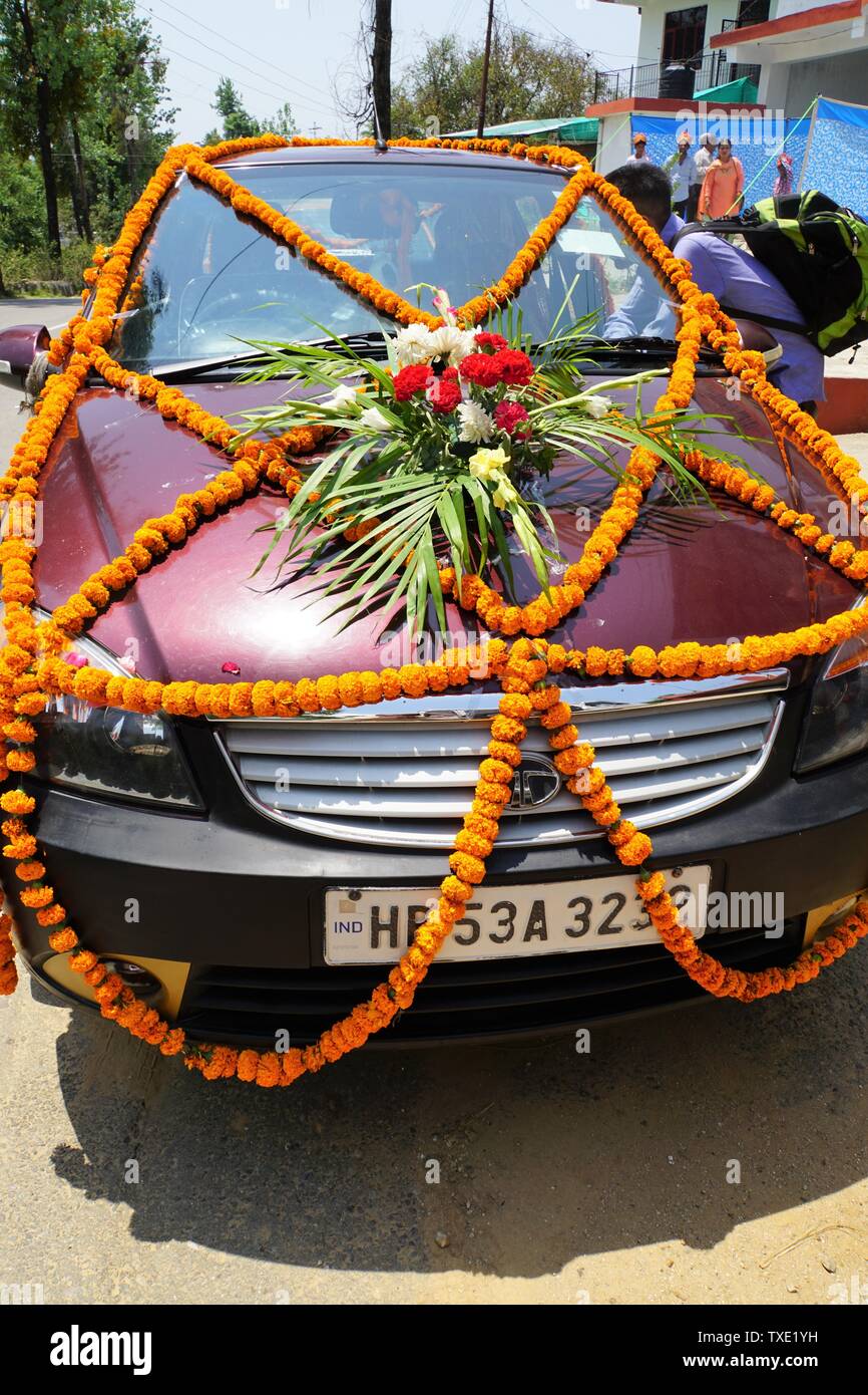 Coche De Bodas Con Una Decoración En Forma De Guirnalda Y La Palabra Boda  Foto de stock y más banco de imágenes de Boda - iStock